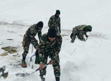 Nepal Army reaches out to Gurja  snowslide survivors
