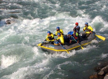 Rafting operating in Kaligandaki river   