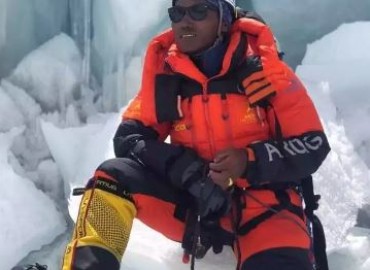 Record-holder climber Kamirita ascending Sagarmatha for the 29th time