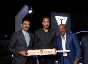 Brian Lara Signs Official Dipple Cricket Bat