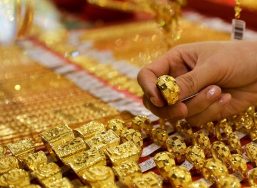 Price of gold decreases slightly