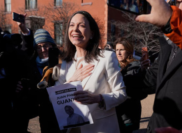Machado Presents Her Nobel Peace Prize to Trump