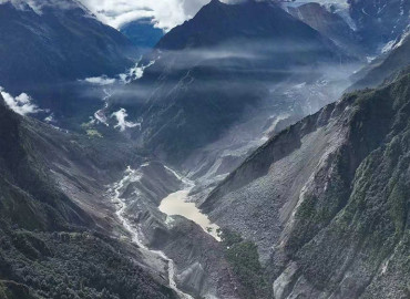 Rising Risk of High-Velocity Rock-Ice Avalanches in Himalayas Poses Severe Early Warning Challenges