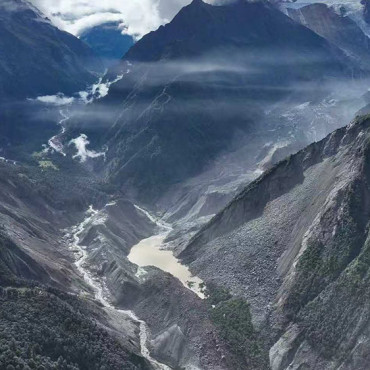 Rising Risk of High-Velocity Rock-Ice Avalanches in Himalayas Poses Severe Early Warning Challenges